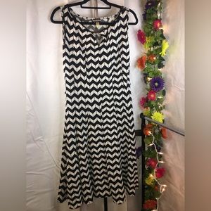HAANI | Women’s Black/White Chevron Pattern Sleeveless Dress